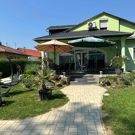 Rena Vendeghaz Gazde/Camere de închiriat *